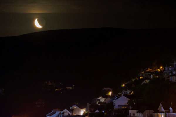 21 August 2022 - 00:32:41
"The moon's lit up !" Always looks strange when both sides of the moon get illuminated.
 ------------------- 
Moonrise over Kingswear, Devon